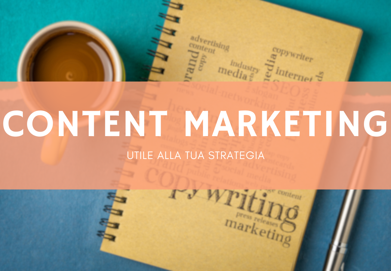 Notebook con parole chiave sul content marketing e una tazza di caffè su sfondo da scrivania