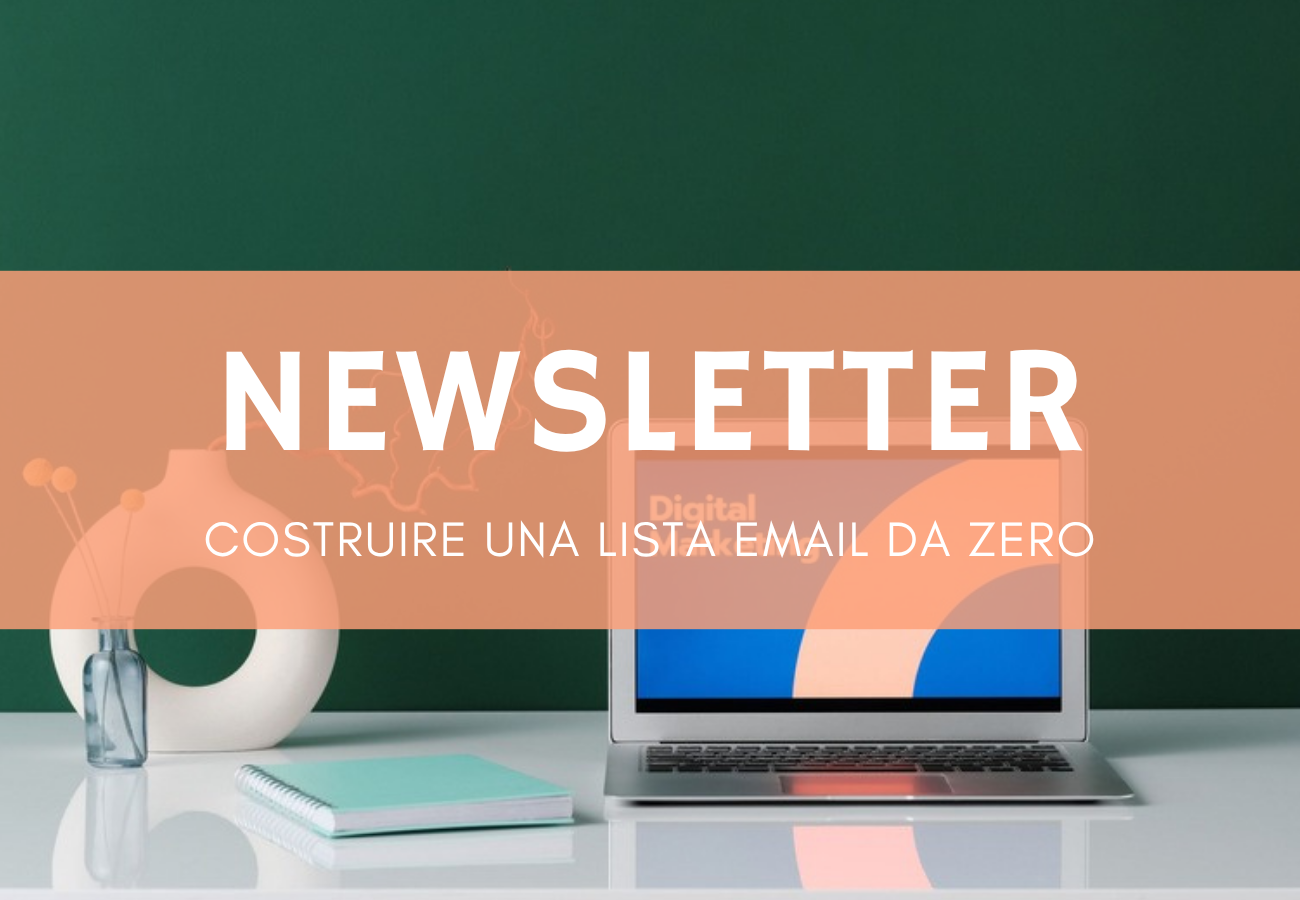 Laptop su scrivania professionale con la scritta digital marketing, simbolo della costruzione di una lista email