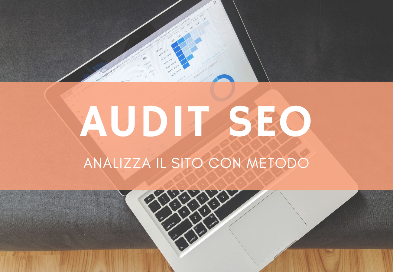 Laptop aperto su schermata di analisi SEO con grafici su scrivania professionale