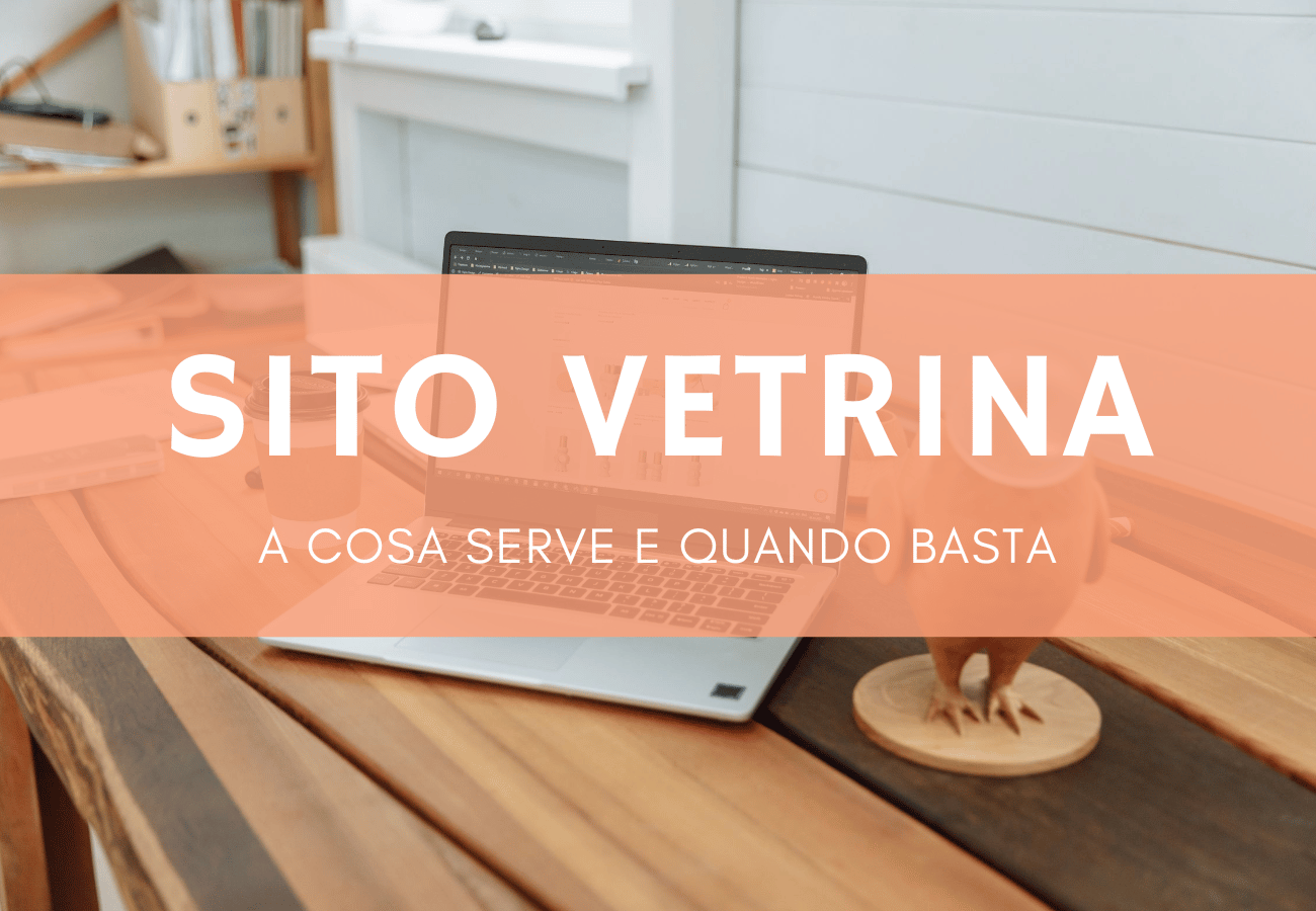 Laptop aperto su scrivania in legno con sito web professionale sullo schermo