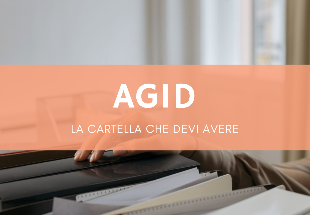 Mano che sfoglia cartelle di documenti in ufficio, la cartella per la verifica AgID sull'accessibilità