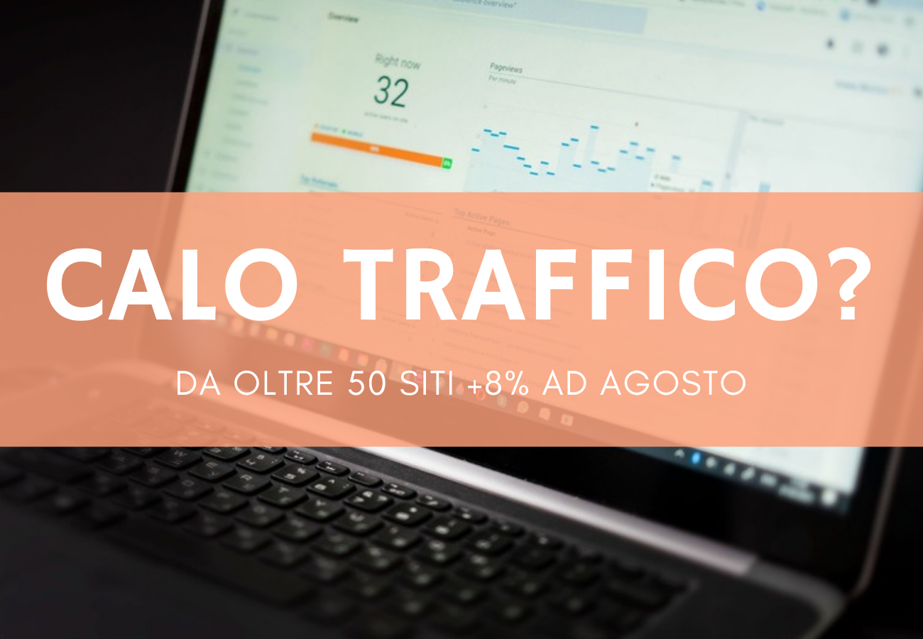 Laptop con grafico di analisi del traffico web su una scrivania illuminata da luce calda estiva
