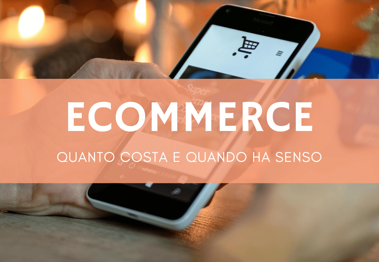 Laptop aperto su schermo di e-commerce con prodotti e carrello online