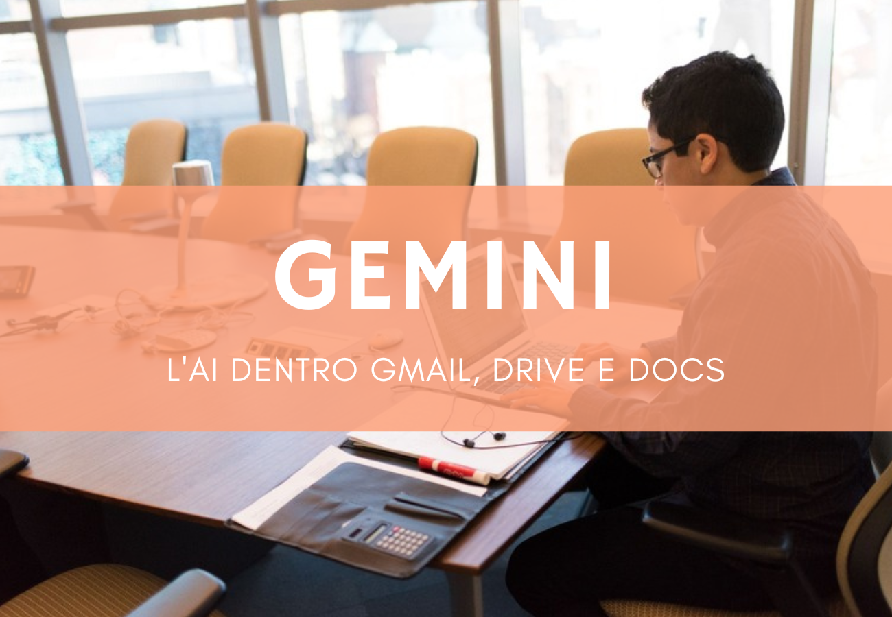 Professionista al laptop in una sala riunioni luminosa, dove Gemini porta l'AI dentro Google Workspace