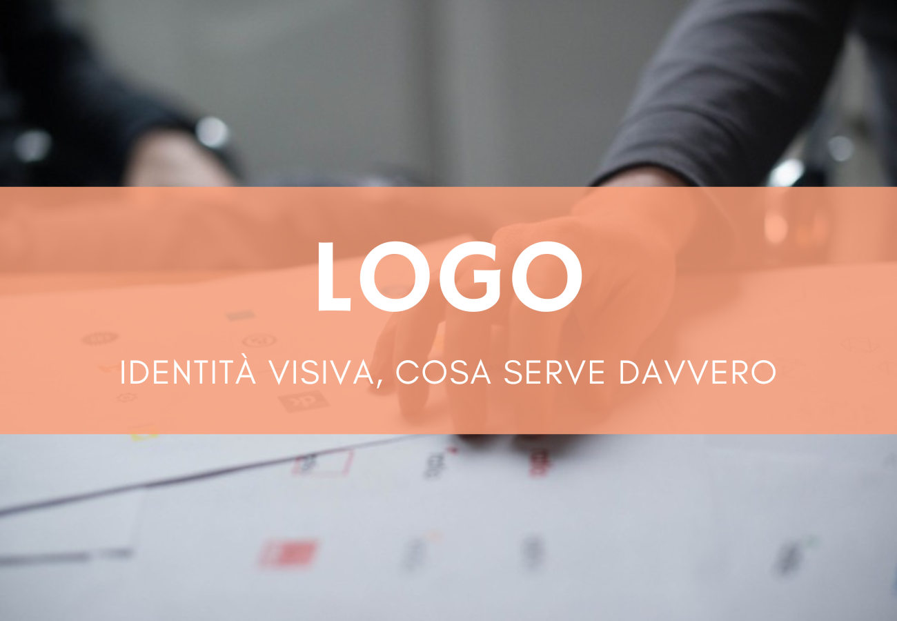 Mano che valuta diverse proposte di logo stampate su carta per l'identità visiva aziendale