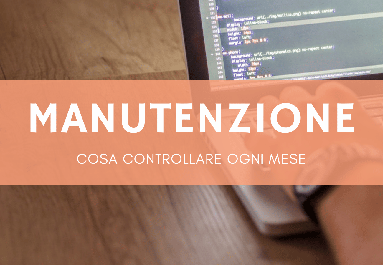 Sviluppatore web che scrive codice su laptop per manutenzione sito Joomla mensile