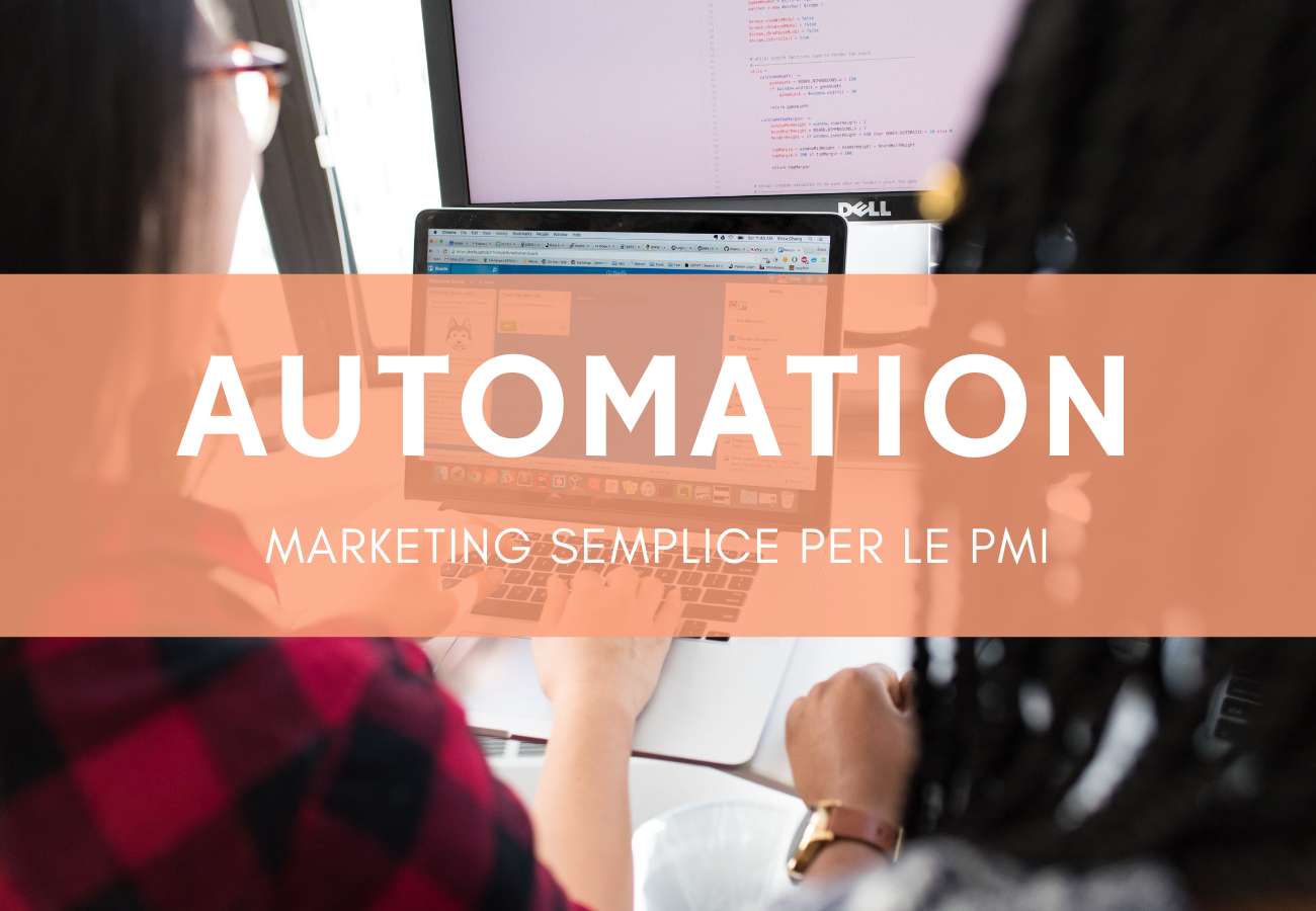 Due professioniste al laptop in ufficio moderno per la gestione del marketing automation PMI