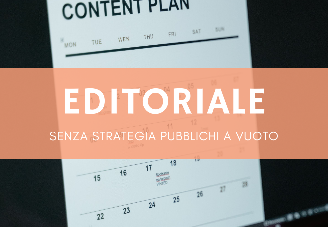 Persona che pianifica un piano editoriale social con calendario e laptop