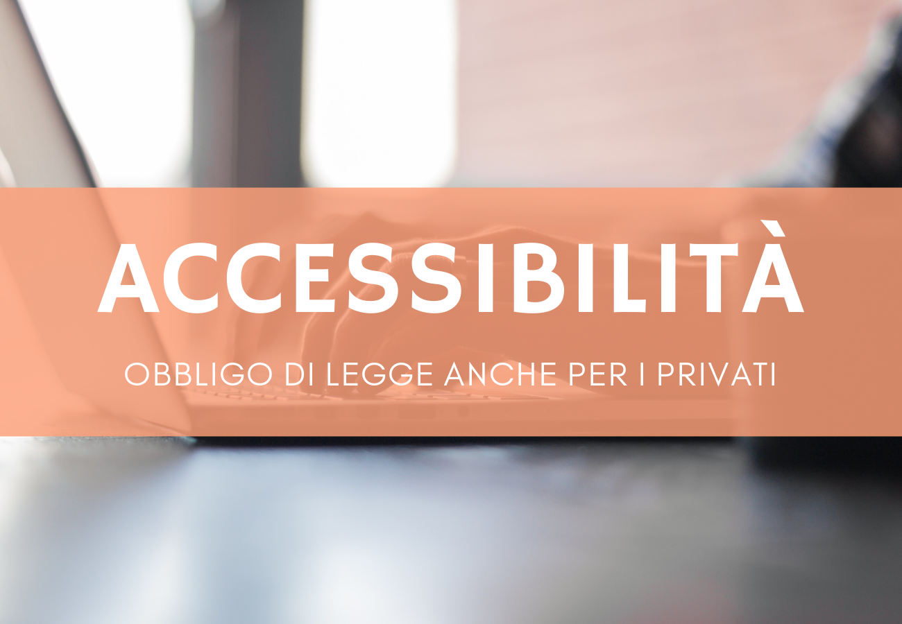 Mani che digitano su un laptop, accessibilità digitale e adeguamento di un sito Joomla
