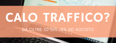 Laptop con grafico di analisi del traffico web su una scrivania illuminata da luce calda estiva