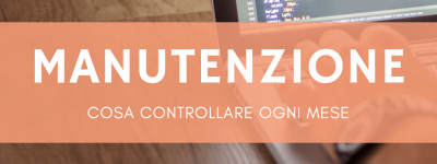Sviluppatore web che scrive codice su laptop per manutenzione sito Joomla mensile