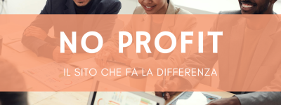 Team di volontari che lavora insieme su laptop in riunione per sito web associazione no profit