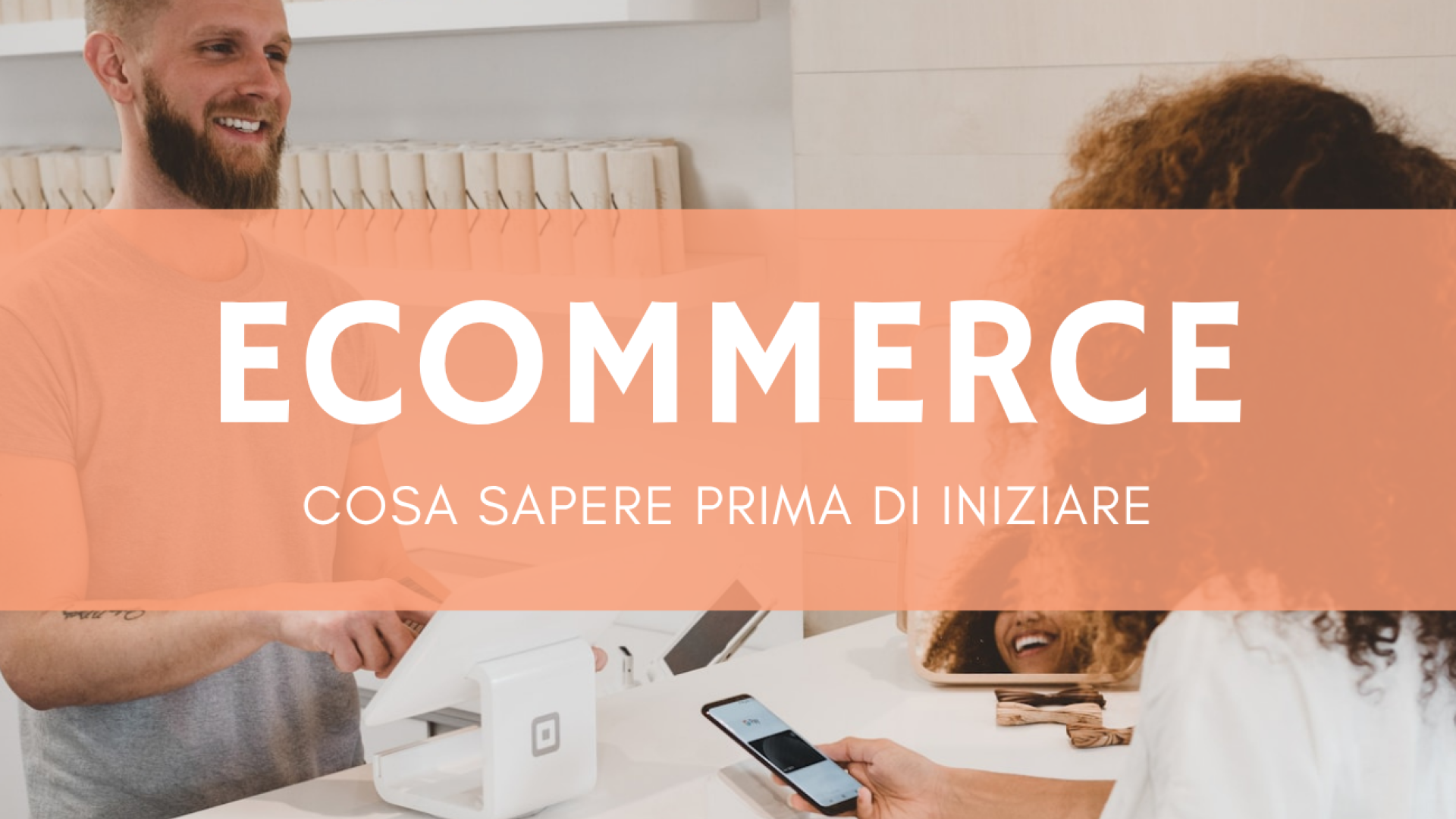 persona alla cassa che paga con il poss