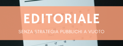 Persona che pianifica un piano editoriale social con calendario e laptop