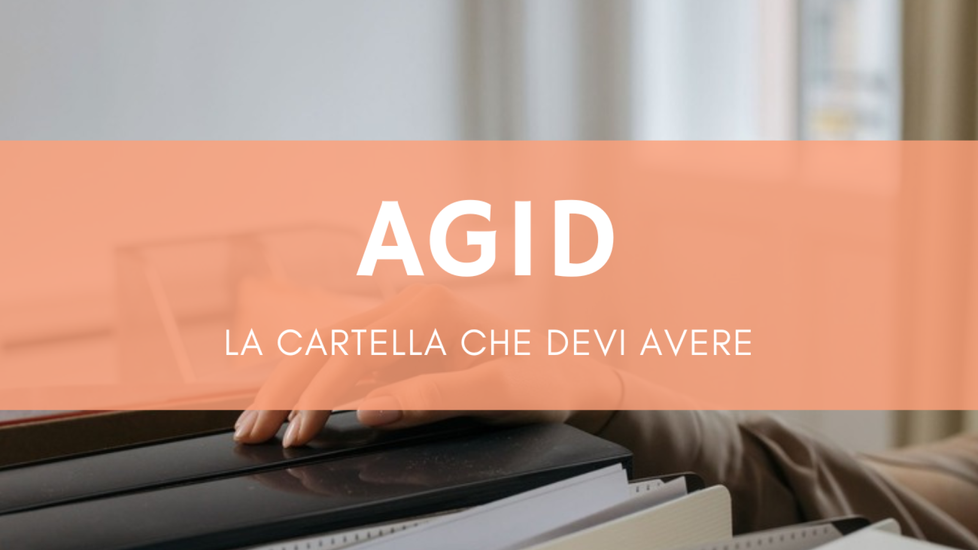 Mano che sfoglia cartelle di documenti in ufficio, la cartella per la verifica AgID sull'accessibilità
