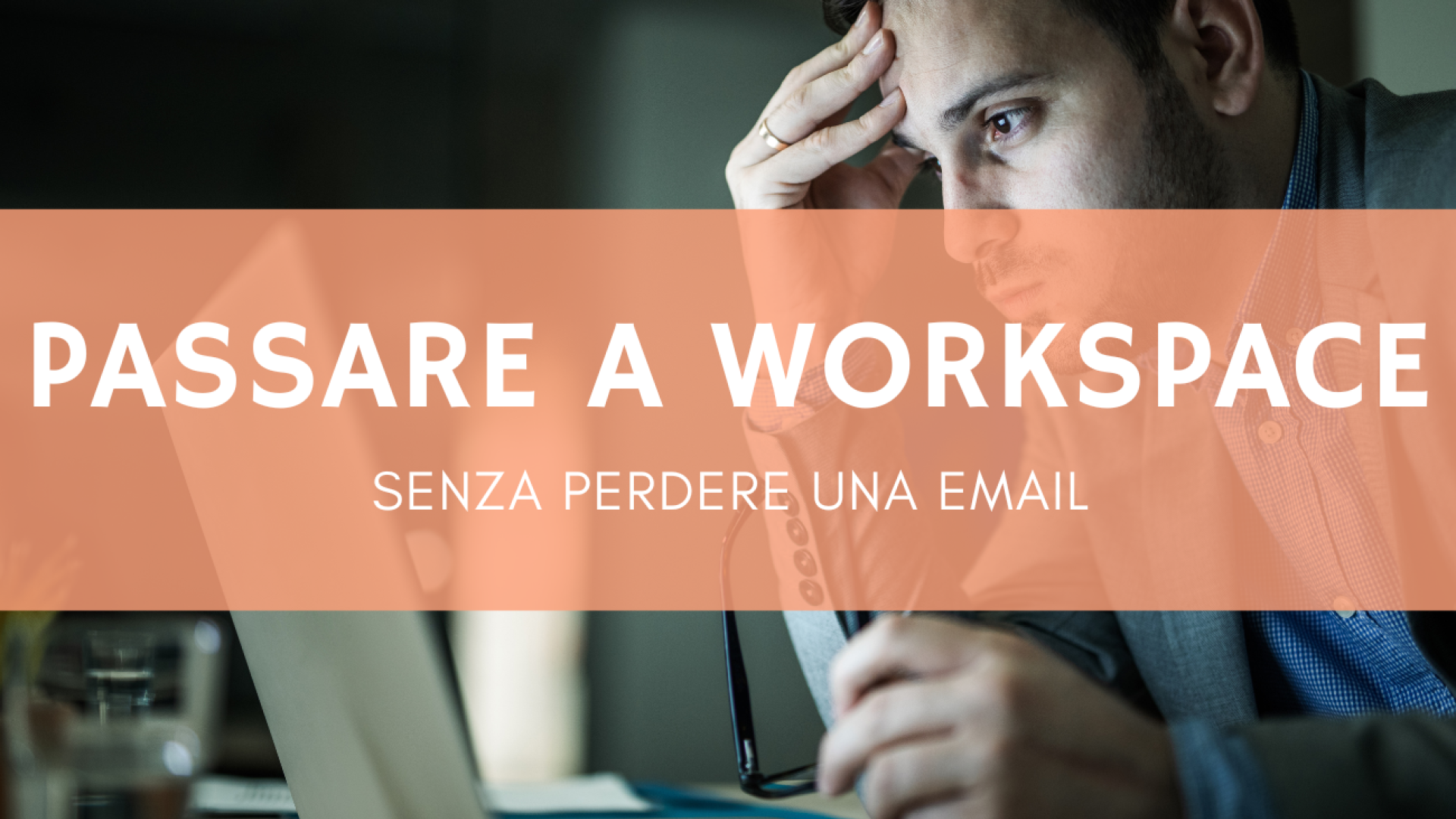 Uomo preoccupato davanti al laptop con testo: Passare a Google Workspace senza perdere una email