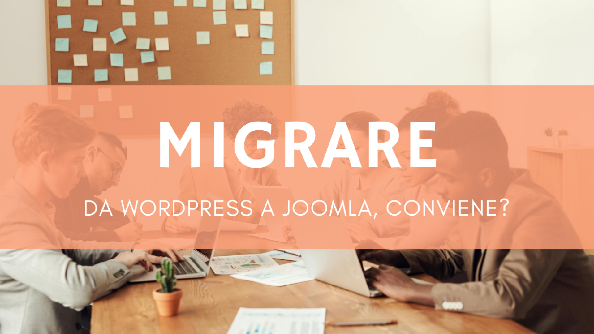 Professionisti che collaborano su laptop in ufficio moderno, confrontando piattaforme CMS
