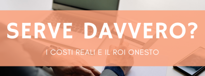 Professionista che analizza appunti e dati su notebook con laptop per valutare il ROI di un blog aziendale