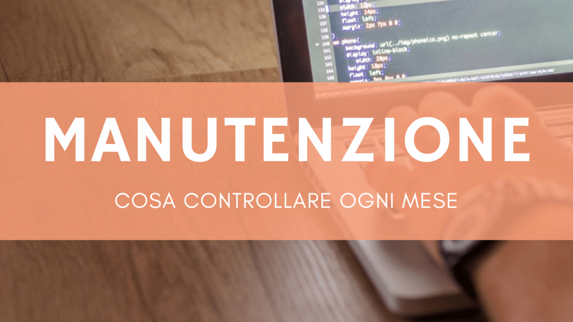 Sviluppatore web che scrive codice su laptop per manutenzione sito Joomla mensile