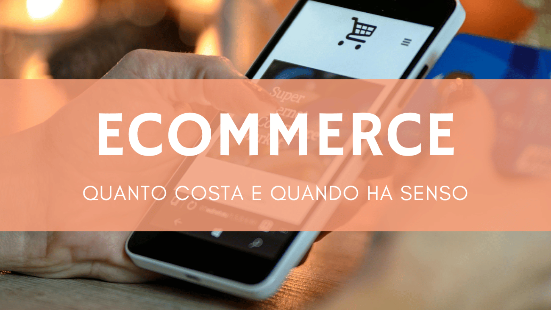 Laptop aperto su schermo di e-commerce con prodotti e carrello online