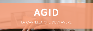 Mano che sfoglia cartelle di documenti in ufficio, la cartella per la verifica AgID sull'accessibilità