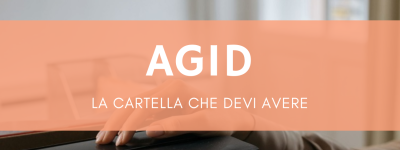 Mano che sfoglia cartelle di documenti in ufficio, la cartella per la verifica AgID sull'accessibilità