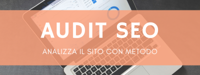 Laptop aperto su schermata di analisi SEO con grafici su scrivania professionale