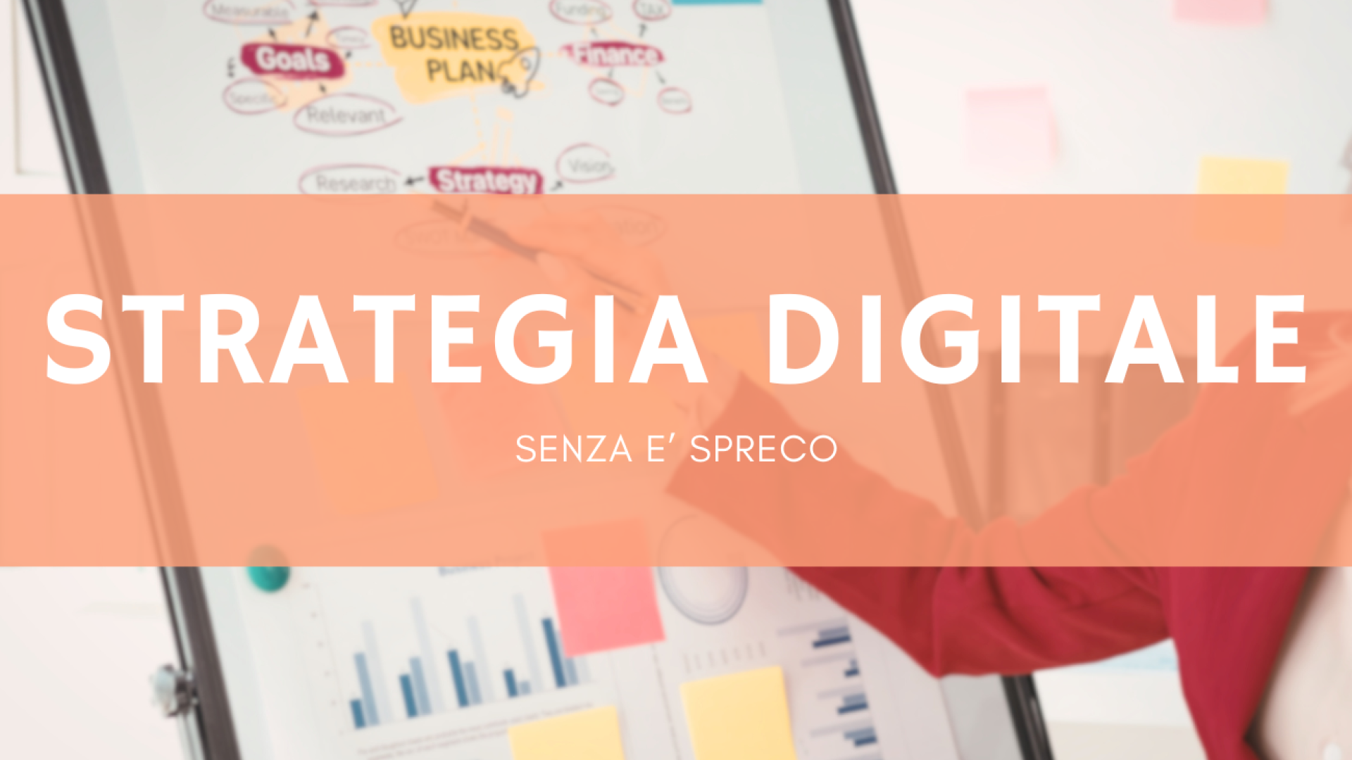 Strategia digitale: schermo con business plan, dati e post-it che rappresentano un ecosistema digitale senza direzione