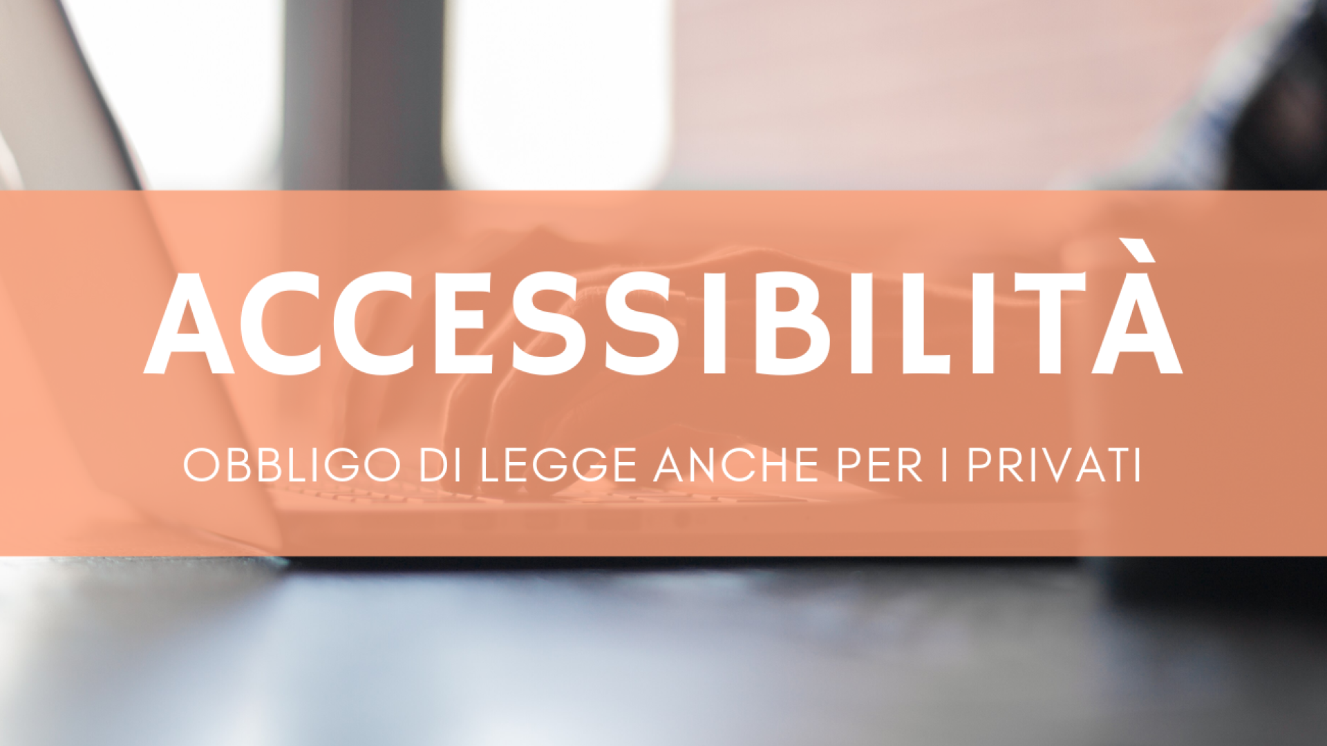 Mani che digitano su un laptop, accessibilità digitale e adeguamento di un sito Joomla