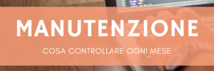 Sviluppatore web che scrive codice su laptop per manutenzione sito Joomla mensile