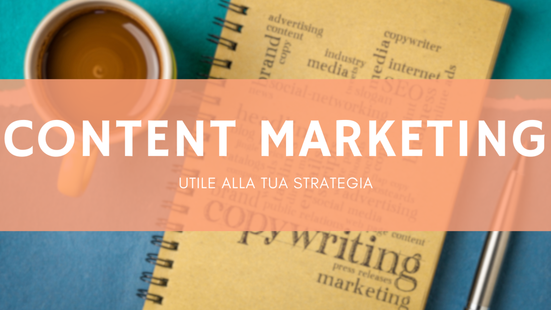 Notebook con parole chiave sul content marketing e una tazza di caffè su sfondo da scrivania