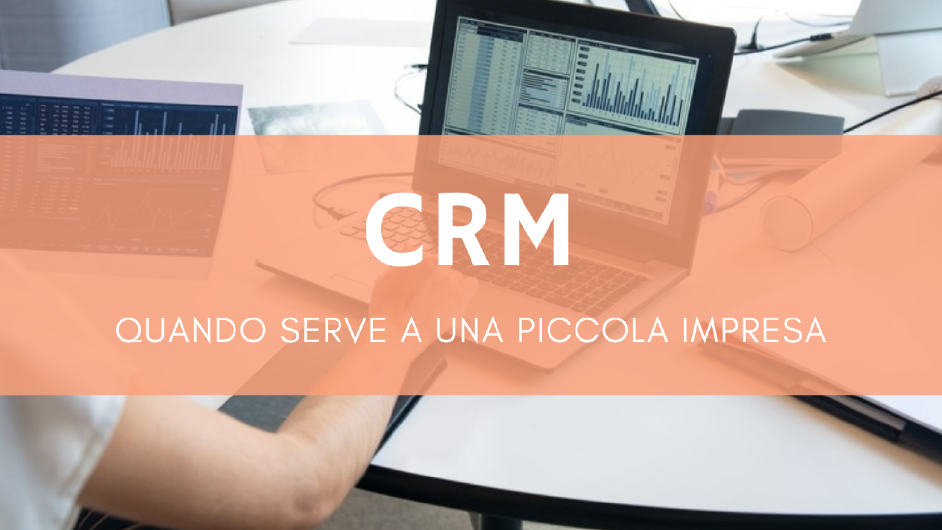 Professionista in ufficio analizza al laptop i grafici e le schede dei clienti gestiti con un CRM