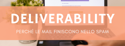 Persona che legge email su laptop alla scrivania con pianta decorativa in ufficio