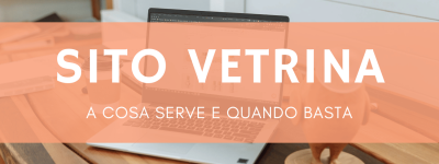Laptop aperto su scrivania in legno con sito web professionale sullo schermo