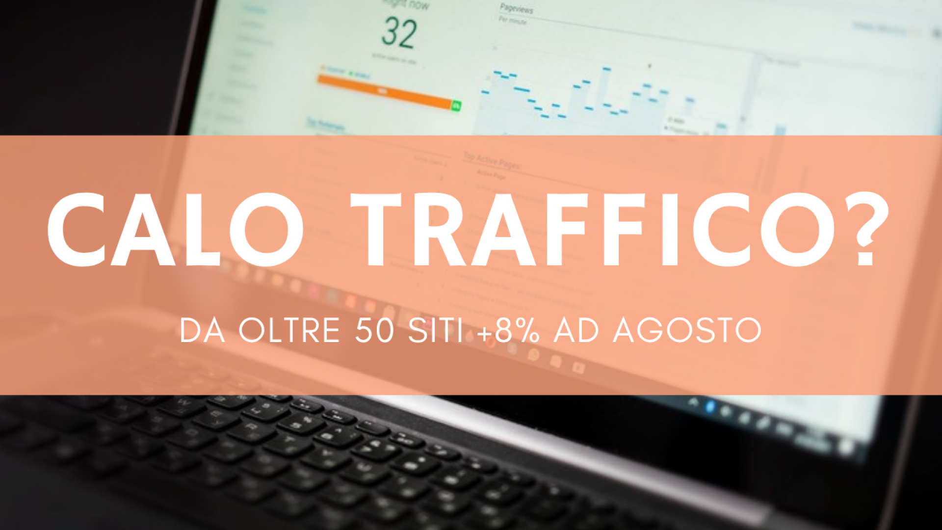 Laptop con grafico di analisi del traffico web su una scrivania illuminata da luce calda estiva