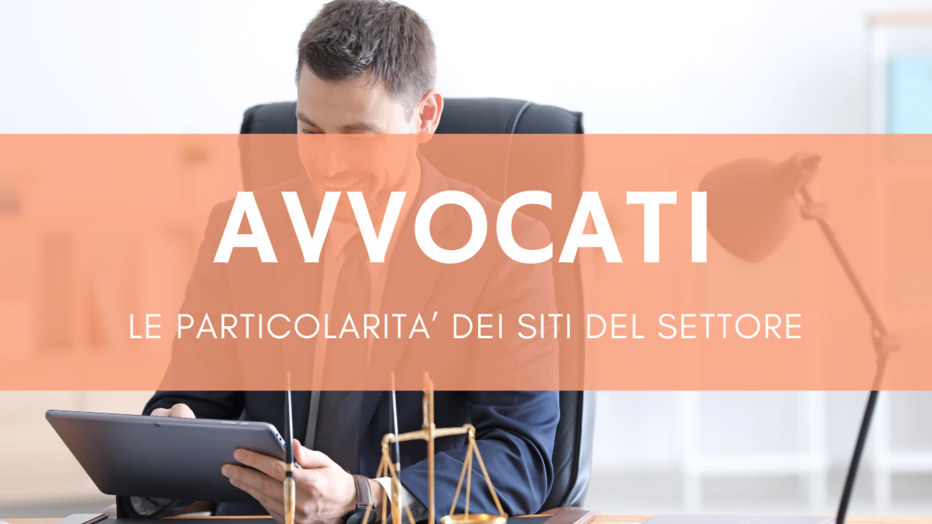 Avvocato alla scrivania che scrive sul tablet