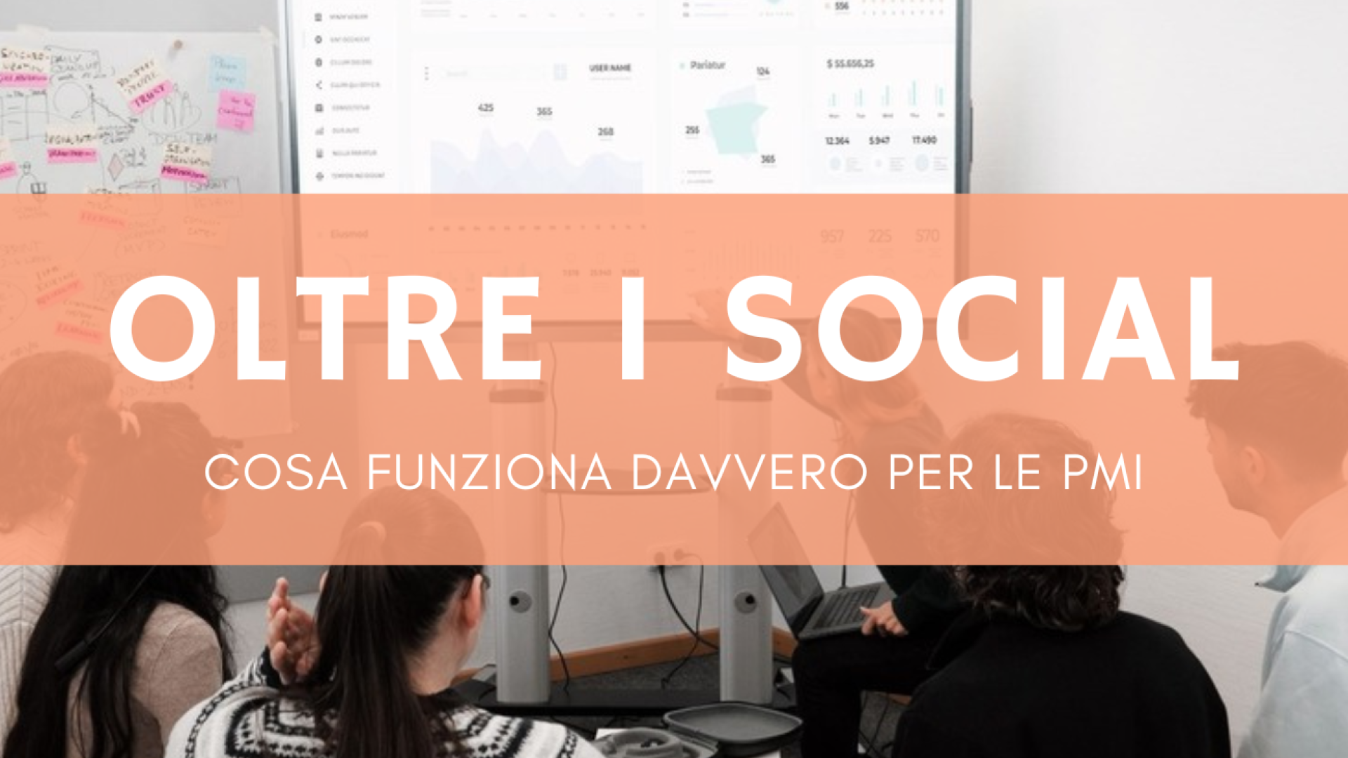 Gruppo di professionisti analizza i grafici di una campagna pubblicitaria su un grande schermo