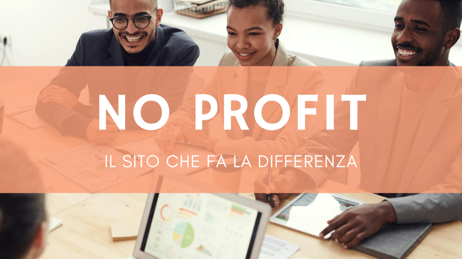 Team di volontari che lavora insieme su laptop in riunione per sito web associazione no profit