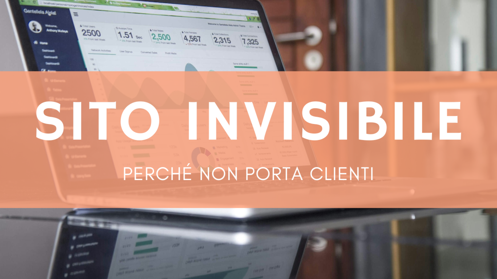 Persona che analizza dashboard vuota su laptop cercando clienti online