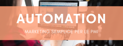 Due professioniste al laptop in ufficio moderno per la gestione del marketing automation PMI