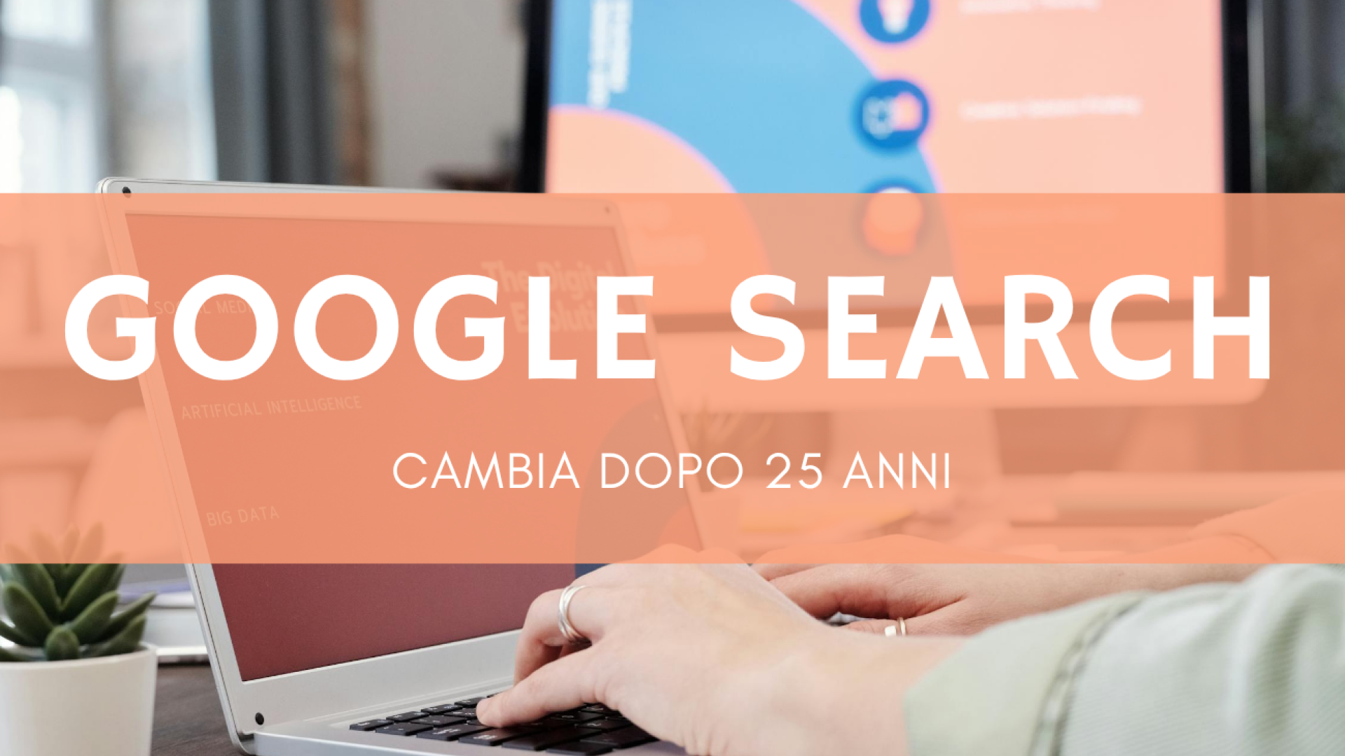 Persona che digita su laptop con schermo illuminato in ufficio moderno, aggiornamento Google Search 2026