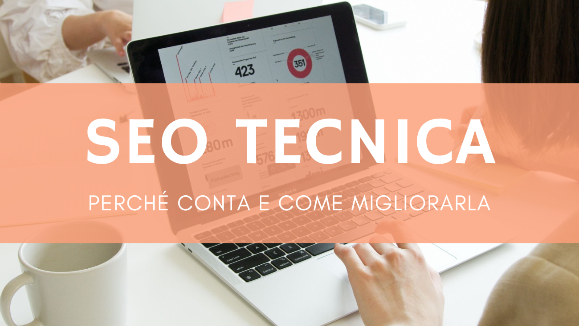 Persona che analizza dati di seo tecnica sito web su laptop in ufficio moderno